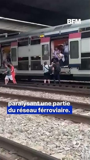 Panne à gare de l'Est: des passagers du RER E sur les voies pour évacuer les trains