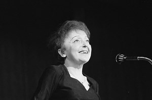 Watch Édith Piaf Sing Her Most Famous Songs: “La Vie en Rose,” “Non, Je Regrette Rien” & More
