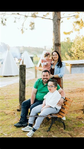 Pianíssimo Pianos 🎹 Loja e Oficina on Instagram: "✨ 2025 — um ano que ficará marcado na nossa história ✨ 2025 foi um ano profundamente desafiador. Um ano que exigiu mais do que técnica, mais do que trabalho. Exigiu alma. Aqui na Pianissimo Pianos, vivemos tudo de forma muito real. Compartilhamos pianos, sim — mas também compartilhamos vida. Foi um ano com a Isabel ainda bebê. Trabalhando com ela no colo, gravando vídeos com seu chorinho ao fundo, atendendo clientes entre mamadas, pausas, cansa