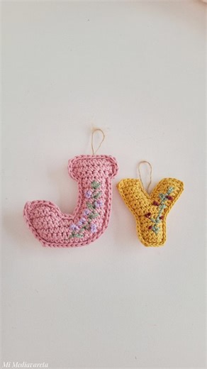 Yoha 🌷 Cursos de Crochet | Asesorías | ¿Tus letras no te quedan prolijas? 🤔 En el 90% de los casos, el problema no es el patrón… 👉 Es el MATERIAL. Las mini letras + las letras... | Instagram