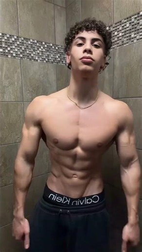 Rien d’extraordinaire ? Mes muscles + frisettes parlent d’eux-mêmes 😈💥