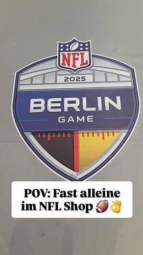 Ich durfte vor Laden-Öffnung einen Blick in den NFL Shop in Berlin werfen! 🏈🇩🇪👌 Einfach paradiesisch, eine mega Auswahl! Und einige Specials: Kollektion von @bjoernwerner, Ampelmännchen-Merch & BVG-Merch. 👍 Die Tage gibt's ein weiteres Video mit den neuen Merch! 🏈 #nfl #nfldeutschland #nflberlin | njoyFootball.de