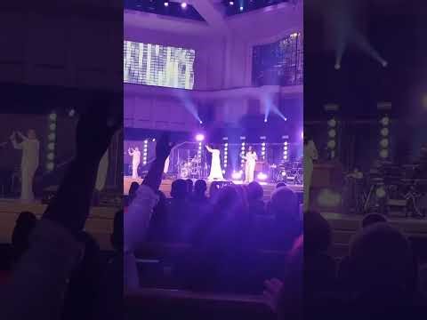 CeCe Winans in concert