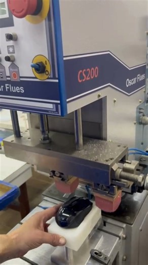 Oscar Flues | Tampografia on Instagram: "Impressão bicolor em mouse | Tampografia A tampografia bicolor permite aplicar dois tons com registro preciso, garantindo qualidade de impressão e padronização mesmo em superfícies curvas. O processo assegura alinhamento entre as cores e estabilidade ao longo da produção. E quando falamos de produtividade, os números deixam isso claro: 9 ciclos por minuto resultam em 540 peças por hora. Em um turno de 8 horas, são 4.320 peças impressas em duas cores, com 