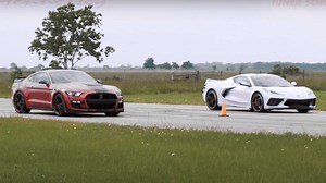 Corvette C8 vs Mustang Shelby GT500, l'incredibile drag race Made in USA