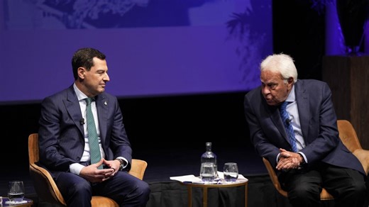 Juanma Moreno y Felipe González coinciden en un acto en plena precampaña andaluza: "Es un hombre de Estado"
