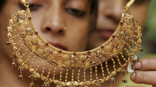 Gemology vs Jewellery Design: A guide to choosing your path