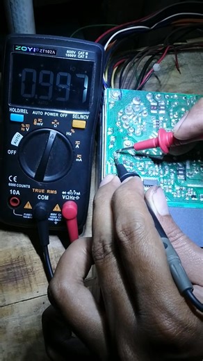 measuring the DC current voltage on a computer PSU where some parts have no current #reels #service #psukomputer #eletronik #teknisi | Slamet Riyadi