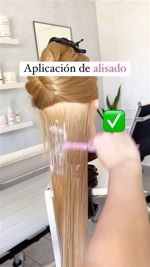 199K views · 8.2K reactions | Para aplicar un producto alisador: ✅ Regula la cantidad para que no quede sobrecargado ✅ Buena distribución para que no queden mechas sin producto ✅ Quitar excedentes para evitar que el cabello quede pesado o graso Además es clave para no entorpecer el sellado con planchita ➡️ Si te gustaría aprender a lograr alisados increíbles, sumate a nuestros cursos online de alisados desde el link en bio ‍ | Beautyliss | Facebook