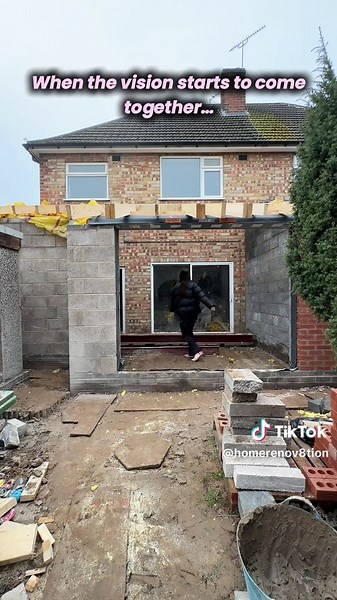 O m g !!! We actually have a structure for our kitchen extension! I can’t quite believe it🥳 Afer all these months slowly watching it come together… this went up in just over a week💪🏼🥳 … is it time to move in yet ??🤣 #kitchenextension #diyrenovation #diybuild #selfbuild