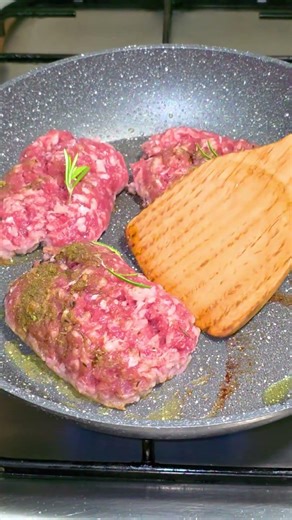 Salsiccia in padella(sausage cooked in a pan)👌😋