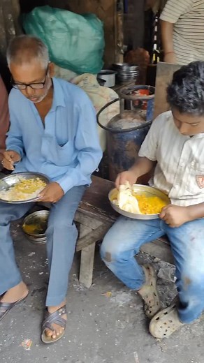 6.9K reactions · 40 shares | famous breakfastshop!frying hot掠paratha by hand... #famous #small #breakfast #shop #rush #crowd #tasty #food #minimum #cost #yammy #cheap #best #instamood #instafood #instalike #instadaily #explorepage✨ #reel #india #kolkata #howrah #instagram | Rabin Dey Tritiyo Purush | Facebook