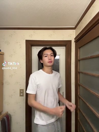 眠そうな男子の寝起きショートムービー
