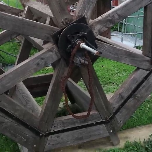 Une petite expérience à perfectionner (c'est en faisant que l'on apprend😉) Christophe de L'Epicerie De VIE nous montre son premier prototype de roue à Aube fabriqué avec son fils en mode récup! | L'ArchiPelle