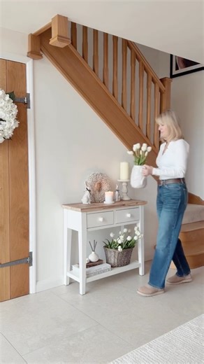Helen ~ Acorn Barn on Instagram: "🌷CONSOLE TABLE STYLING🌷 Happy Tuesday 😍 Ad ~ I’ve been restyling my console table using some new pieces from @lululoveshome These beautiful white tulips are so realistic & I love my new Allium Wildflower vase. I couldn’t resist these cute ceramic bunnies 🐇 I was going to pack them away until Easter, but I’m quite tempted to keep them out 🤭 I’ll list everything below & add a link to my stories 🔗 You can use my disco