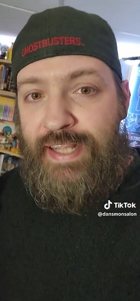 🖍✂️✏️ Prismacolor✏️✂️🖍 Les fameuses boîtes @Prismacolor en métal ! Les Crayons de couleurs de Prismacolor ont toujours été apprécié des coloristes car leur mines étaient beaucoup plus tendre que les autres marque et donc pouvaient manier les dégradés de façons plus suave et fusionel. Cependant, qui dit tendre dit aussi mine plus faible et pour pallier à ceci les boîtes en métal que nous connaissons sont apparues. Il est à noté qu'une version en carton semi rigide rappelant les couleurs de la b