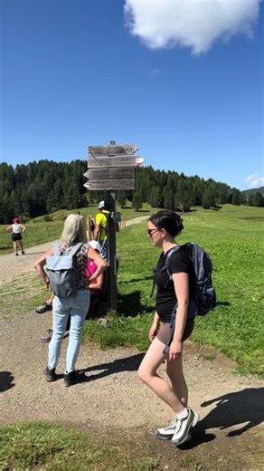 休斯高原，多洛米蒂的辽阔画卷。漫步高山草甸，远处群峰巍峨耸立，蓝天、白云、绿野，一步一景，尽情拥抱阿尔卑斯的山野时光。行走在欧洲最大高山草甸，脚下芳草无垠，远方石山峥嵘。沐浴山间清风，体会海蒂童话里的阿尔卑斯。#休斯高原 #徒步旅行 #多洛米蒂