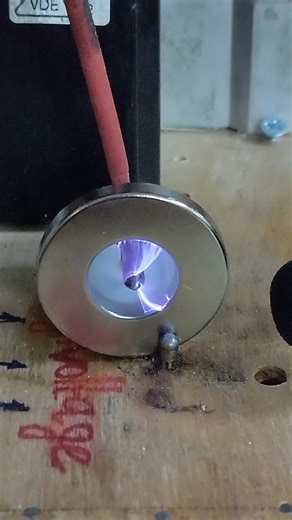 A singing plasmoid. Do you want to make one? #physics | jurij0001