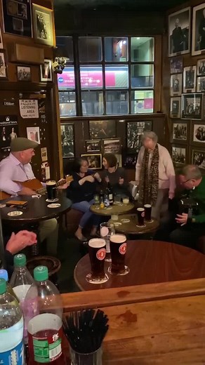 L'ambiance typique d'un irish pub de Dublin ! 😊🔥☘️ ⁣ 📍 O’Donoghue’s Pub, Dublin⁣ 🎥 @odonoghuespub⁣ | Guide Irlande.com