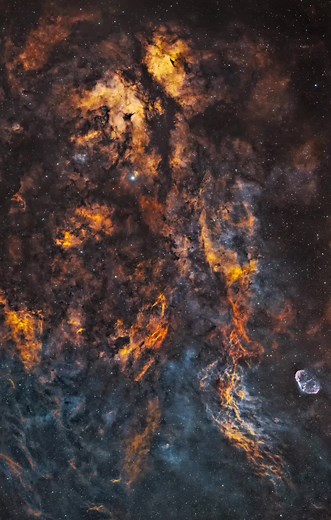 Ic1318 La nebulosa de la mariposa y la nebulosa Creciente Ngc 6888, el universo nos sorprende constantemente con la capacidad de transformar incluso el final de las estrellas en espectáculos de luz y color que nos dejan sin aliento. La Nebulosa de la Mariposa a unos 3.800 años luz de distancia, en la constelación de Escorpio, es lo que queda de una estrella moribunda similar al Sol y, por otra parte, a unos 5.000 años luz en la constelación ción del Cisne, encontramos la Nebulosa del Creciente, 