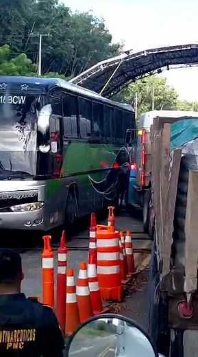 Accidente. En el arco de la SAT una rastra y un bus litegua protagonizan colision Ruta a Río dulce izabal | NOTICIAS Q18 Y MÁS.