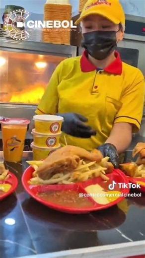 𝐄𝐧 𝐞𝐥 𝐏𝐚𝐭𝐢𝐨 𝐝𝐞 𝐂𝐨𝐦𝐢𝐝𝐚𝐬 𝐂𝐢𝐧𝐞𝐛𝐨𝐥 tenemos de todo😱Pollos Cochabamba!