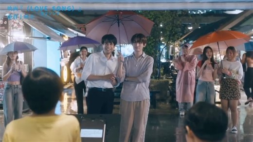 映画『（LOVE SONG）』公式🌻🌻 on Instagram: "🌻《両片想い》 ――――――――――――――――― バンコクの街で共に過ごすうちに、 6年という空白の時間が次第に埋まっていくがー ┈┈┈┈┈┈┈┈┈┈┈ 映画『（LOVE SONG）』絶賛上映中 監督：#チャンプウィーラチットトンジラー 主演：#森崎ウィン #向井康二（#SnowMan） 主題歌：#Omoinotake「Gravity」 #movielovesong #映画ラブソング"