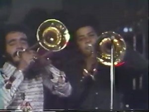 Hector Lavoe Y Willie Colon Aires De Navidad Año: 1970 Álbum: Asalto Navideño Compositor: Roberto Garcia Arreglos: Willie Colon Vocalista: Hector Lavoe Cuatro: Yomo Toro Jose Mangual Jr En Los Bongos Y campana | Salsa Dura