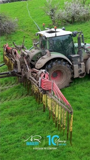 Fendt 724 Spreading Slurry with a 12m Mastek Dribble Bar