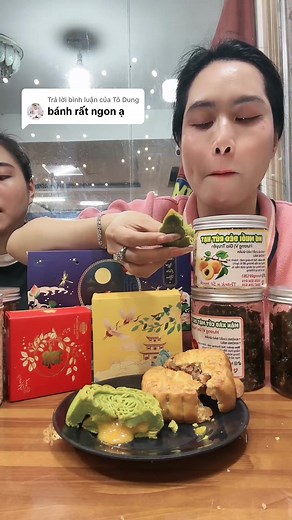 Trả lời @Tô Dung bánh ai ăn cũng ưng ý hết vì quá nhiều trứng chẩ ngập bên trong , bánh mềm lại ko quá ngọt ,trong giỏ hàng toàn vị e đã lựa r nên vị nào cũng ok hết mng ạ @Thu Hương #xuhuong #huong091283 #theanh28 #tiktok #muchoanhuong #bokhohoanhuong #mamtephoanhuong