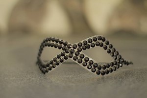 1.5K views · 14 reactions | DIY Halloween Eye Mask Here's an quick and easy DIY eye mask you can make for Halloween, especially if you're looking for something to go as in the last minute! Watch the video on: https://youtu.be/AB5zxySaFmg #PulseLK #LivingIt #DoItWithPulse #lifelk #lka #srilanka #halloween #diy #costume #eye #mask | Pulse | Facebook