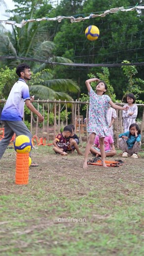 Siti Gebot booms spike bola voli
