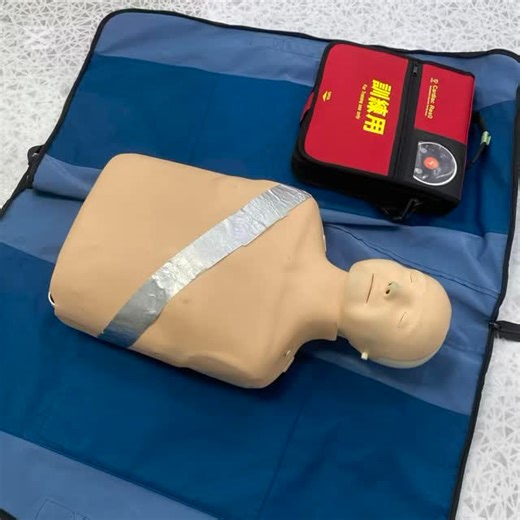 医療法人社団 仁洋会 新大久保歯科医院 on Instagram: "🦷🪥 ・ こんにちは☀️ 本日はもしもの時の為に！ AEDの使い方を改めて講義していただきました🏥 院内に置いてあってもいざという時に 使えなくては意味がありません🙅🏻‍♂️ 改めてしっかり使い方を教えて頂き Dr.も含め全員でしっかり実践もしました! 使うタイミングがない事が1番ですが 使わなくてはいけない時に 冷静に対応出来るようにしたいですね🙋🏻‍♀️ ・ 歯科衛生士 / 岸川"