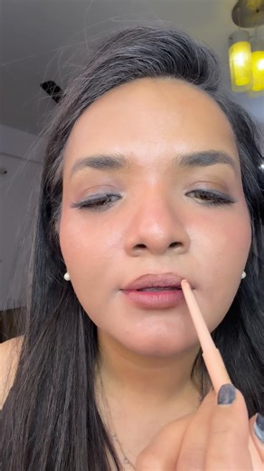 Lip contouring technique to look toasty #makeuphack #makeupforbeginners #lipcombo #makeuptutorial