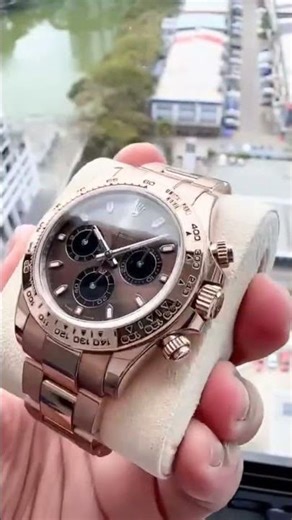 Rolex Cosmograph Daytona 116505 featuring an 18k Everose gold case and a chocolate brown dial