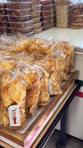 🥔 Potato chips are better with some heat! 🔥 What's your favorite snack with @tapatiohotsauce ? 📍 @raffasmarket | Tapatío Hot Sauce