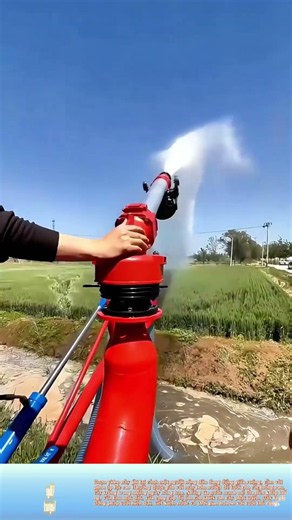 Vòi phun áp lực tưới ruộng đồng: Những tia nước cao vút, làm mát những luống rau khô