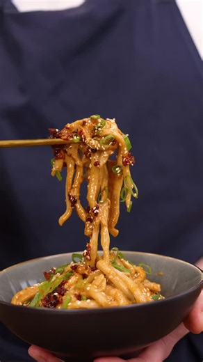 Tim Armann on Instagram: "5 Minuten Creamy Erdnuss Nudeln 🥜 Rezept: 200 g asiatische Reisbandnudeln oder Udon 1 El Gochujang 1-2 El Erdnussbutter ½ Zehe Knoblauch gleiche Menge Ingwer gerieben ½ Tl Chiliflocken 1 Tl Zucker 1 El Chinesischer Essig 1 Kelle Nudelwasser ½ handvoll Frühlingslauch 1 Tl Sesam #nudeln #rezepte #schnellerezepte"