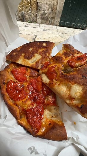 Focaccia Barese … 🤤🍅🇮🇹 From morning to night, focaccia, a typical Apulian street food and a symbol of Bari, is ubiquitous in the lives of locals. You'll find this delicious street food enjoyed by the seaside, eaten by students on the street, and savored as an afternoon snack among friends. A must-try during your visit to Bari, Puglia! 📩 info@seeitalytravel.com 📸 @italy | See Italy Travel