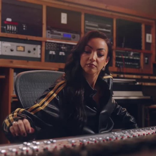 Introducing Fender Studio Pro, the next evolution of Studio One and modern music creation. Fender Studio Pro combines the celebrated features of Studio One Pro with new powerful upgrades that make creating music faster and more inspiring than ever. Find out more: https://bit.ly/4aVmfSZ Song: Mirrors Alissia: Producer, Writer, Composter, Bass, Keys, Mixing Nile Rodgers: Writer, Guitar, Composer�Matt Peif: Assistant Engineer, Mixing Elijah Rawk: Drums | Fender