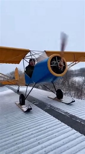On February 12, 2026, in Dayton, Ohio, a local inventor drew widespread attention after unveiling a homemade aircraft and attempting its first test flight from the roof of his house. Video footage showed the small plane lifting briefly into the air before gliding toward a nearby open field as neighbors watched in disbelief. Authorities later confirmed no serious injuries were reported and the flight was short but controlled. The unusual debut quickly went viral online, sparking debate about inno