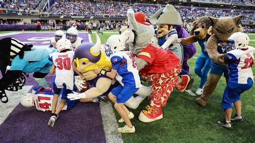 Mascots vs. Kids Halftime Game | Vikings vs. Bears