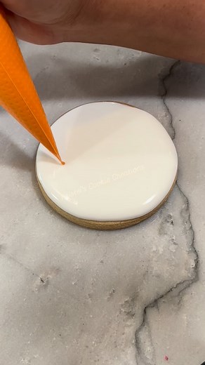 16K views · 450 reactions | Here’s a super simple fun fall design that you can try at home 癩❤️李懶 This is using the wet-on-wet technique with 7-10 second flood consistencies for all colors. Work quickly and then use your scribe to pull through the icing 1-2 times. #royalicing #royalicingcookies #customcookies #shortbreadcookies #satisfyingvideos #cookiedecoratingvideo #cookiereels #wetonwettechnique | Kristel's Cookie Creations | Facebook