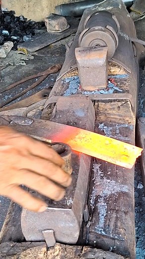 754K views · 1.8K reactions | Blacksmith's manual skill in making bolt holes #blacksmith #manual #skill #steel #iron #spring #hoe #crowbar #knife #arrowhead #art #craft #tools | Sulci Anza | Facebook