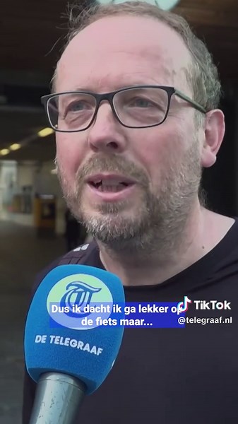 'Doe het op een andere manier.' Werknemers in het Openbaar Vervoer hebben vanochtend van 04:00 tot 08:00 de werkzaamheden stilgelegd uit protest tegen de bezuinigen van het kabinet op de sociale zekerheid. Veel mensen die naar hun werk moesten konden dus niet het OV gebruiken, tot spijt van sommige reizigers. #ov #staking #trein