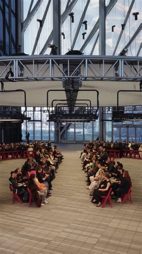 Uma visão 360 e íntima do desfile Calvin Klein Collection Fall 2026. Elegância hedonista apresentada em 58 looks. Assista ao desfile completo no YouTube. | Calvin Klein