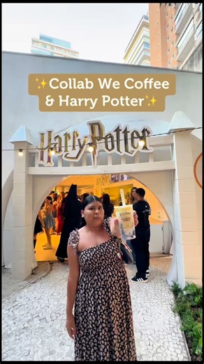 Mirian | Morando Sozinha em SP on Instagram: "COLLAB WE COFFEE & HARRY POTTER 🧙✨ cadê os fãs da saga? A cafeteria entrou no mundo do nosso bruxinho favorito e está toda temática, com comidas e bebidas inspiradas na saga, além de itens colecionáveis e a loja está toda temática 🤩 Confira alguns valores: — MANDRÁGORA MOUSSE DE AMENDOIM COM RECHEIO DE NOZES PECÃN, VASINHO DE CHOCOLATE E CROCANTE DE OPEO COM CHOCOLATE 💰 27,90 — CARTA PARA HOGWARTS MASSA FOLHADA AMANTEIGADA COM RECHEIO DE FRANGO CO