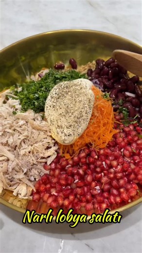 Xəyal Ağammədov on Instagram: "🇦🇿 Azərbaycan dili Nar və lobyalı ləzzətli salat 😍 İnqrediyentlər: • 1 ədəd nar • 1 banka lobya konservi • 1 ovuc qoz • 1 ədəd kök • 1 ədəd toyuq filesi • 5 sap keşniş, şüyüd və yaşıl soğan • 1 ədəd qırmızı soğan • Mayonez • Duz, istiot ⸻ 🇹🇷 Türkçe Narlı ve fasulyeli nefis salata 😍 Malzemeler: • 1 adet nar • 1 kavanoz konserve fasulye • 1 avuç ceviz • 1 adet havuç • 1 adet tavuk göğsü • 5 dal kişniş, dereotu ve yeşil soğan • 1 adet kırmızı soğan • Mayonez • T