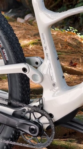 🚀 The Scott Spark RC Team! The full-suspension bike that makes the track come alive and pushes you to give it your all in every race 💨🔥 ✅ Spark RC HMF carbon frame with integrated shock ✅ Shimano XT 12-speed groupset ✅ Shimano XT 32T crankset 10–52T cassette ✅ RockShox SID SL RL 120mm front suspension ✅ RockShox SIDLuxe Select rear shocks ✅ Syncros Silverton 2.5 wheels ✅ Schwalbe Racing Ray & Racing Ralph tires ✅ Dropper post included for maximum agility on descents Connect with your nearest 