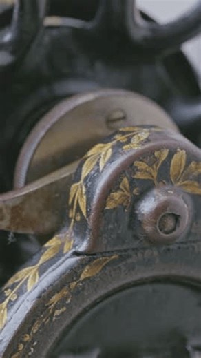 clip-4001950153-antique-sewing-machine-hand-wheel-macro
